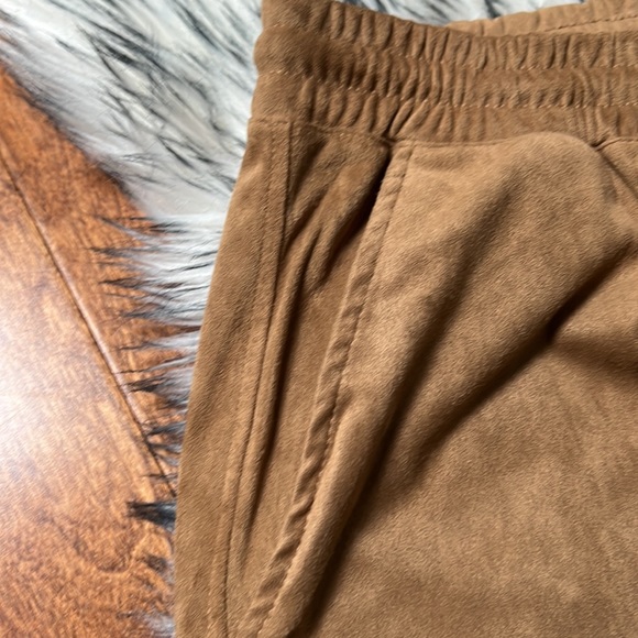 One by Chapter One, Plus Size Camel Colour Faux Suede/Velvet Jogger NWT, Size 1x - Picture 2 of 9